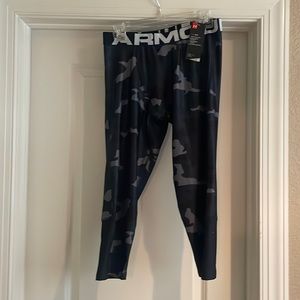 Under Armour cropped heat gear leggings. Size YXL